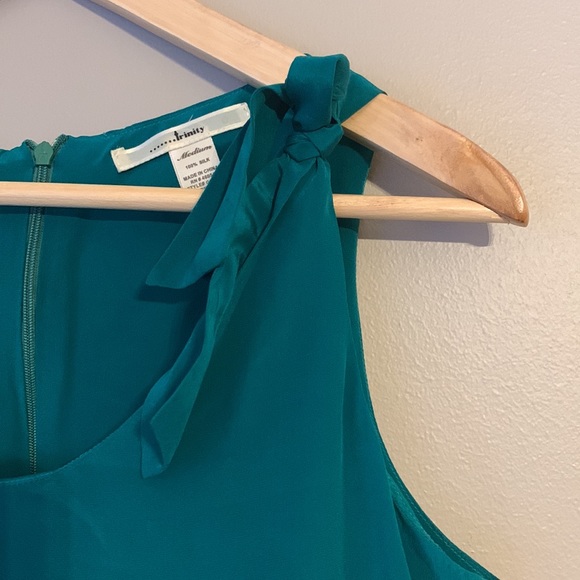 Green silk sleeveless blouse - Picture 3 of 4